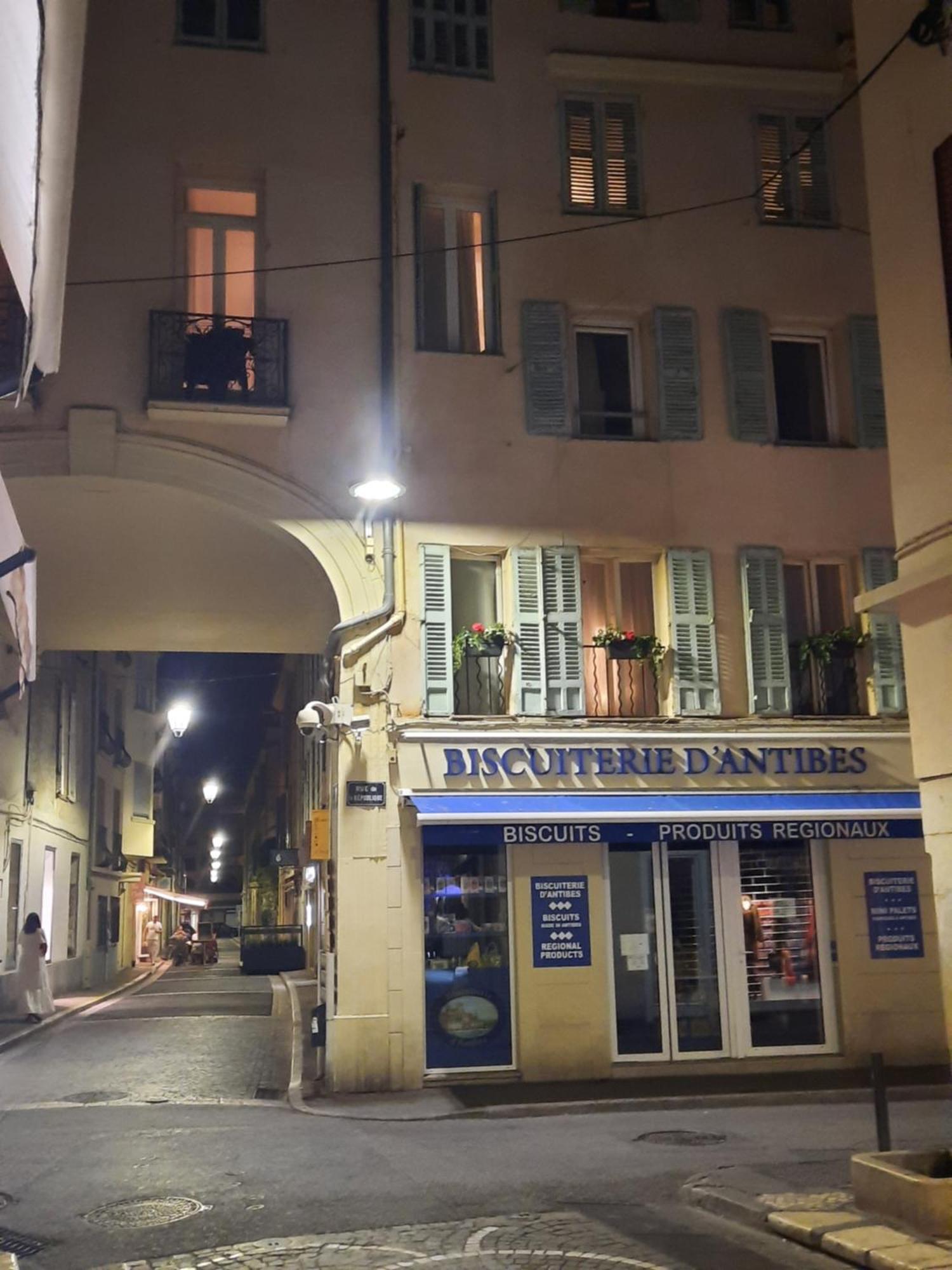 Vieille Ville 1 - Luca'S Apartment, 1 Bedroom, Max 2 Adults And 2 Kids อองทีบส์ ภายนอก รูปภาพ