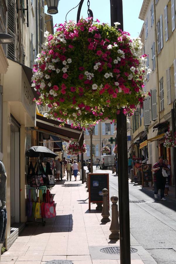 Vieille Ville 1 - Luca'S Apartment, 1 Bedroom, Max 2 Adults And 2 Kids อองทีบส์ ภายนอก รูปภาพ