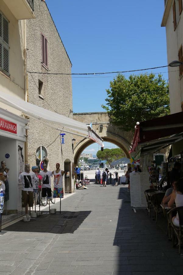 Vieille Ville 1 - Luca'S Apartment, 1 Bedroom, Max 2 Adults And 2 Kids อองทีบส์ ภายนอก รูปภาพ